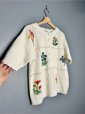 Cream Short-Sleeve Knit Oversized sweather with Floral Embroidery Cottage Small